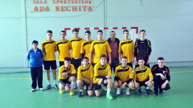 Componenţii echipei CSM Progresul Băileşti, alături de antrenoarea Ioana Lupu (stânga) şi directorul clubului, Florin Duinea