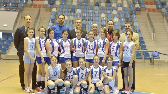 Voleibalistele de la SCV, alături de antrenorii lor şi conducătorii clubului