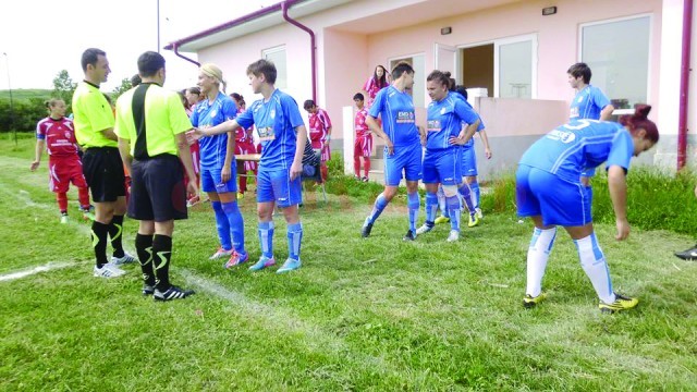 Craiovencele (în albastru) nu au mai reuşit să ia medalie