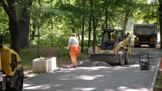 Aleile din Grădina Botanică vor fi asfaltate cu bitum roșu și vor fi primele de acest gen din Craiova. Momentan, muncitorii lucrează la stratul de uzură al aleilor. (foto Anca Ungurenuș)