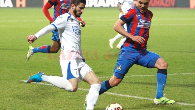 Alin Buleică (la minge) îşi doreşte mult să cucerească trofeul Cupei Ligii cu Pandurii (Foto: panduriics.ro)