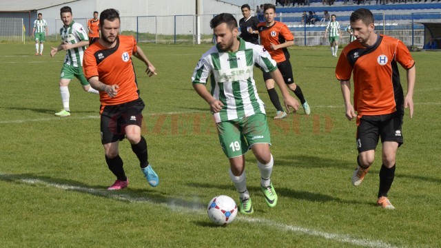 Alex Stoica (la minge) și colegii săi trebuie să tragă tare pe acest final de campionat dacă vor să rămână în Liga a III-a (foto: Alexandru Vîrtosu)