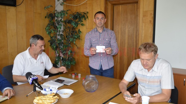 Ion Oprescu a avut „mână bună”, toată lumea fiind mulțumită de rezultatul extragerii (foto: Alexandru Vîrtosu)