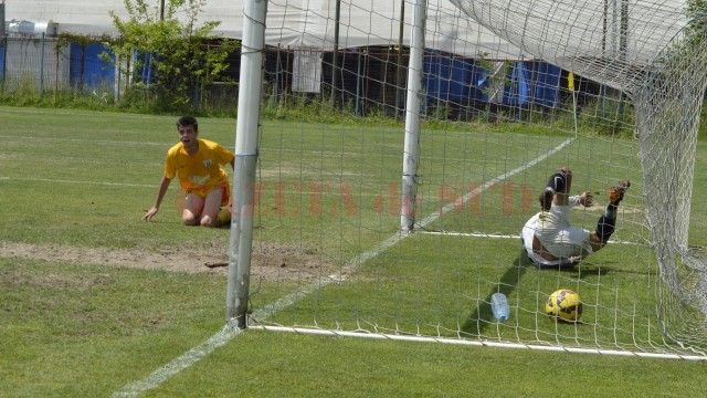 Dan Buzărnescu (în galben) a marcat din toate poziţiile cu Segarcea (foto: Alexandru Vîrtosu)