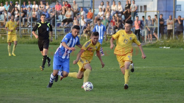 Cimpoeru (la minge) a ratat două ocazii mari pe final de meci (foto: Alexandru Vîrtosu)