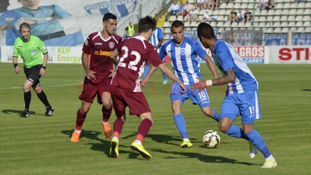 Bawab (la minge) a fost cel mai bun om al Craiovei în partida cu CFR Cluj (foto: Alexandru Vîrtosu)