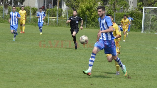 Ştefan Stancu (la minge) a fost omul meciului cu Viitorul Cârcea (foto: Alexandru Vîrtosu)