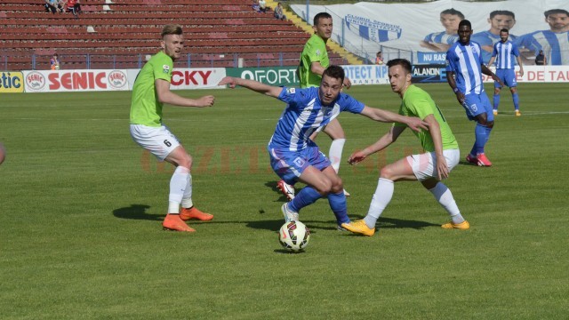 Alexandru Mateiu (la minge) şi colegii săi nu au găsit drumul spre gol nici cu CSMS Iaşi (foto: Alexandru Vîrtosu)
