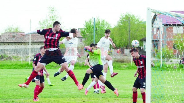 Costi Răduţ (stânga, în alb) şi colegii săi vor continua să evolueze în Liga a III-a (Foto: Alexandru Vîrtosu)