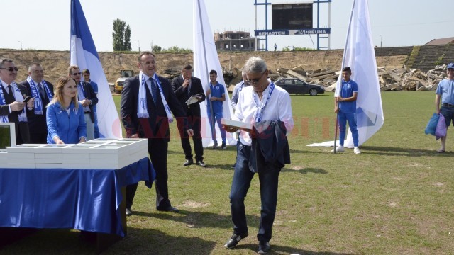 Sorin Cârțu și ceilalți foști mari fotbaliști ai Băniei au luat câte o bucată de gazon drept suvenir de la fostul „Central“ (Foto: Alexandru Vîrtosu)