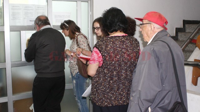 Cei care au case de marcat au început să vină la Fisc (FOTO: Traian Mitrache)
