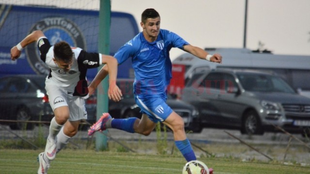 Sergiu Jurj (la minge) şi colegii săi au ratat şansa de a lupta cu trofeul campionatului naţional pe masă (foto: csuc.ro)