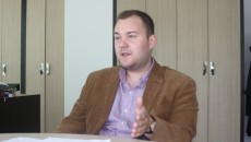 Lucian Popa a vrut să obțină fonduri europene, dar a constatat că statul român a schimbat regulile în timpul jocului, modificând codurile CAEN eligibile după ce se încheiase sesiunea de depunere a planurilor de afaceri