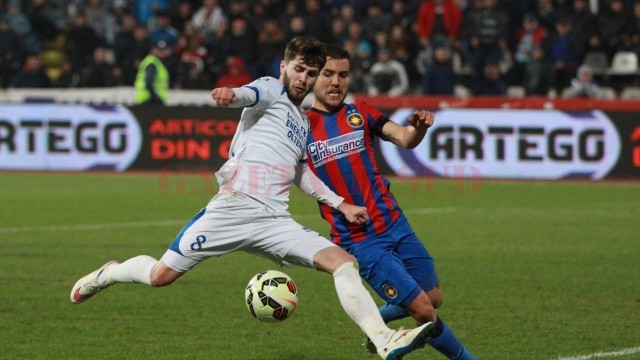 Răduț (în alb) și colegii săi nu au reușit să țină pasul cu FCSB și au pierdut Cupa Ligii (foto: panduriics.ro)