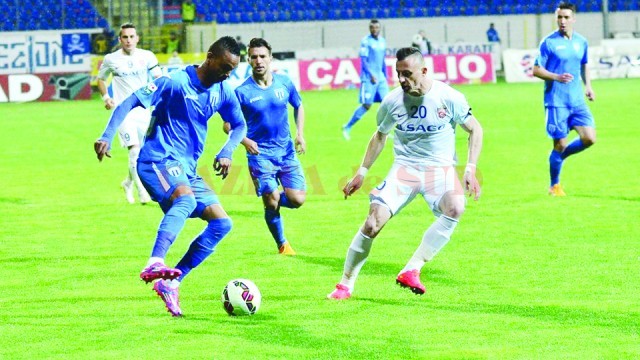 Rocha (la minge) şi colegii săi nu au găsit drumul spre gol la Botoşani (Foto: csuc.ro)