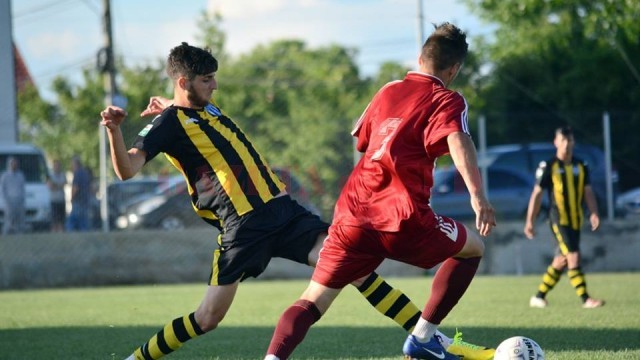 Ştefan Stancu (în galben) a marcat şi la Cârcea, pecetluind calificarea echipei sale în finala Cupei (foto: Denis Şchiopu)