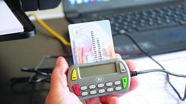 Sistemul de citire a cardului de sănătate funcţionează cu intermitenţe (Foto: arhiva GdS)