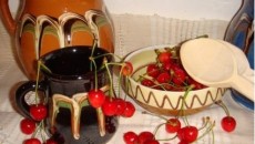 La Moşii de Vară se împart vase de lut de care se leagă ciorchini de cireşe şi flori de tei sau trandafiri albi, în memoria tinerilor răposaţi din familie (Foto: ziarulevenimentul.ro)