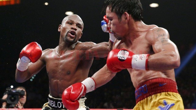 Mayweather (stânga) l-a învins la puncte pe filipinezul Panquaio