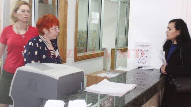 Firmele încă nu au dat năvală la Fisc să notifice instituția cu privire la registrele de bani personali. Cel mai mare număr de firme care să înregistreze acel document la Fisc se așteaptă joi și vineri, adică în ultimele zile când se poate face lucrul acesta fără a se plăti amendă (FOTO: Traian Mitrache)