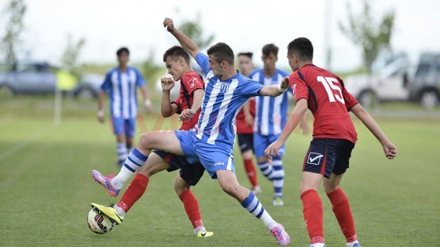 Sergiu Jurj (alb-albastru) a făcut „praf“ apărarea Chindiei şi a adus victoria Craiovei (Foto: csuc.ro)
