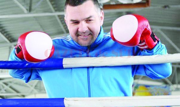 Leonard Doroftei a rămas singur pe poziţii în cadrul Federaţiei Române de Box, după ce toţi vicepreşedinţii şi-au dat demisia, iar Biroul federal a fost dizolvat