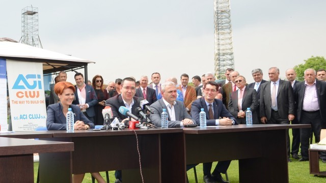 La semnarea contractului au fost prezenți primul-ministru Victor Ponta, fostul ministru al dezvoltării regionale, Liviu Dragnea, președintele Federației Române de Fotbal (FRF), Răzvan Burleanu, dar și primarul Craiovei, Lia Olguța Vasilescu (Foto: GdS)