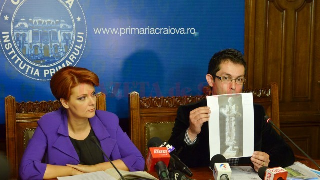 Primarul Lia Olguța Vasilescu și directorul Casei de Cultură „Traian Demetrescu“, Cosmin Dragoste, au prezentat proiectele câștigătoare pentru Tabăra de Sculptură „Drumuri Brâncușiene“, realizată în acest an în cinstea lui Tudor Gheorghe (Foto: Lucian Anghel)