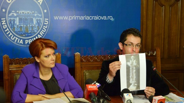 Primarul Lia Olguța Vasilescu și directorul Casei de Cultură „Traian Demetrescu“,  Cosmin Dragoste, au prezentat proiectele câștigătoare pentru Tabăra de Sculptură „Drumuri Brâncușiene“, realizată în acest an în cinstea lui Tudor Gheorghe (Foto: Lucian Anghel)