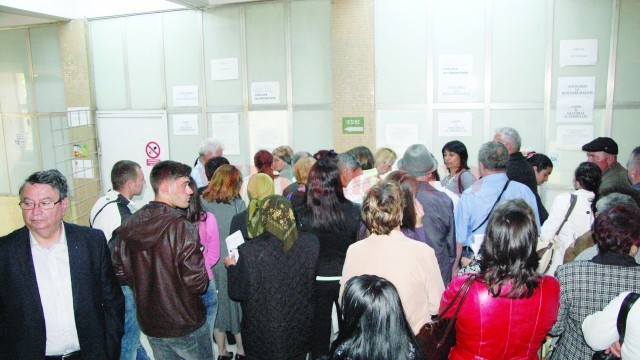 Zeci de persoane au așteptat ieri la biroul de internări al Spitalului Județean de Urgență Craiova pentru că sistemul informatic a mers greu (Foto: GdS)