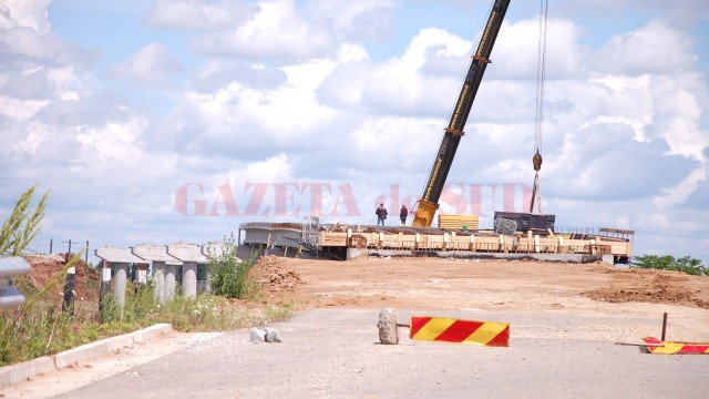 Pasajul peste linia CFR Craiova - Piatra-Olt dă bătăi de cap constructorilor (Foto: GdS)