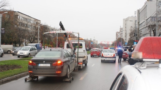 Curtea Supremă a decis ieri că ridicarea autovehiculelor staționate neregulamentar nu poate fi făcută în baza unor hotărâri ale consiliilor locale. Ce se va întâmpla de acum înainte? Șoferii cărora le sunt ridicate mașinile pot contesta sancțiunea în instanță, iar pentru că decizia Curții Supreme este obligatorie vor câștiga procesele. (Foto: Arhiva GdS)