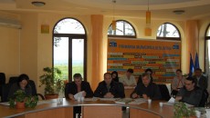 Minel Prina (mijloc) a fost suspendat din funcţia de primar al municipiului Slatina după ce a fost arestat la domiciliu (Foto: jurnaldeziarist.blogspot.com)
