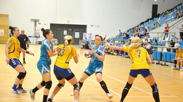 După ce au trecut de Ploieşti, Bianca Tiron (la minge) şi colegele sale luptă acum cu Dunărea Brăila pentru locul cinci (Foto: Claudiu Tudor)
