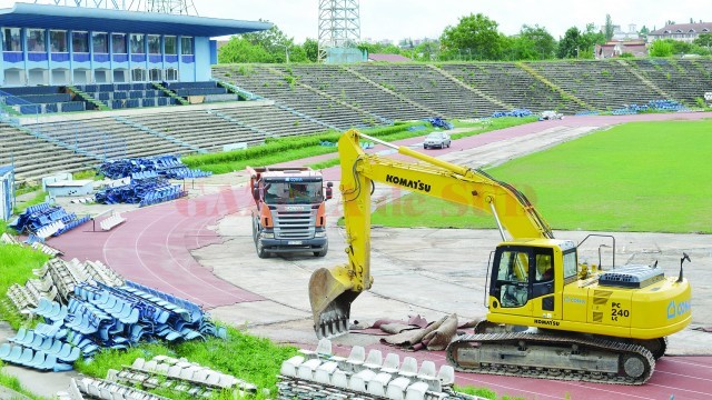 Societatea CON-A a început ieri decopertarea tartanului de pe pista de atletism a stadionului „Ion Oblemenco“ (Foto: Lucian Anghel)