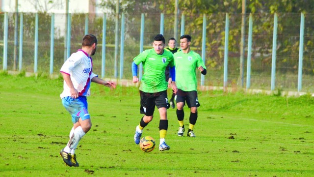 Robert Căle (la minge) aşteaptă cu nerăbdare meciurile oficiale din noul sezon (Foto: Alexandru Vîrtosu)