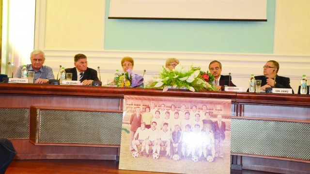 Ion Jianu (dreapta) le-a adus o bucurie celor care l-au apreciat pe părintele Craiovei Maxima (Foto: Alexandru Vîrtosu)
