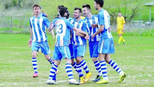 Sin (numărul 23) şi Avrămia (numărul 6) vor „coborî“ la echipa a II-a ca să-şi ajute colegii mai mici să promoveze în Liga a III-a (Foto: Alexandru Vîrtosu)