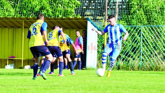 Andrei Burlacu (la minge) a înscris un gol ca în curtea şcolii, driblând de la centrul terenului tot ce i-a ieşit în cale (Foto: Alexandru Vîrtosu)