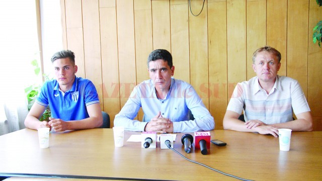 Laurenţiu Popescu (stânga), căpitanul CS Universitatea II Craiova, Silviu Bogdan, preşedintele AJF Dolj, şi Dan Naicu, preşedintele echipei Dunărea Bistreţ, au prefaţat finala Cupei României, faza judeţeană (Foto: Claudiu Tudor)