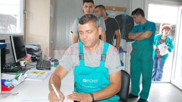 Angajații de la Casa Noastră SRL semnează pentru referendumul antinuclear (Foto: GdS)