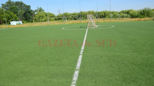 Terenurile de fotbal din cantonamentul Lunca Jiului ar urma să fie amenajate în trei luni de la câștigarea licitației, lansată în urmă cu câteva zile de Primăria Craiova (FOTO: Anca Ungurenuş)