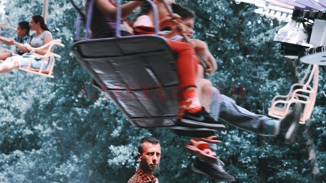 Supraveghetorul unei tiribombe așteaptă în mijlocul scaunelor rotitoare următoarea serie de clienți.