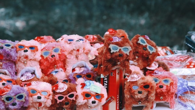 Cățeluși dansatori se vând la prețul de 10 lei, fiind una dintre sutele de jucării colorate menite să-i atragă pe cei mici
