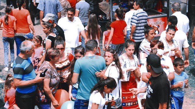 Până după-amiaza, sosiseră atât de mulți oameni încât era imposibil să nu se ciocnească între ei