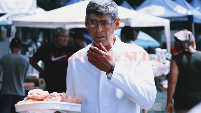 Un bărbat vinde gogoși de casă vizitatorilor. Printre produsele ambulante, s-au numărat și ciorapii, baloanele și bijuteriile din argint.