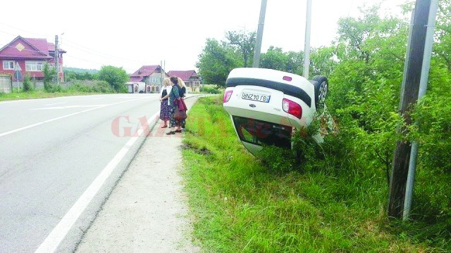 Maşina s-a răsturnat în afara carosabilului (Foto: Eugen Măruţă)