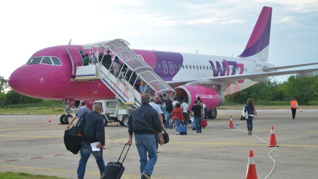 Pista Aeroportului Craiova va redeveni casă pentru operatorul aerian Wizz Air începând cu 25 octombrie (Foto: Arhiva GdS)