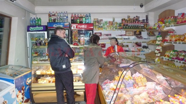 Unele magazine de la colțul blocului nu au redus prețurile alimentelor și ale băuturilor nonalcoolice, față de perioada anterioară reducerii TVA (FOTO: paset.wordpress.com)