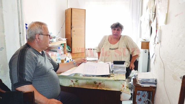 Casierul Tatian Vasile și contabila Ioana Mitruţ (Foto: Bogdan Grosu)